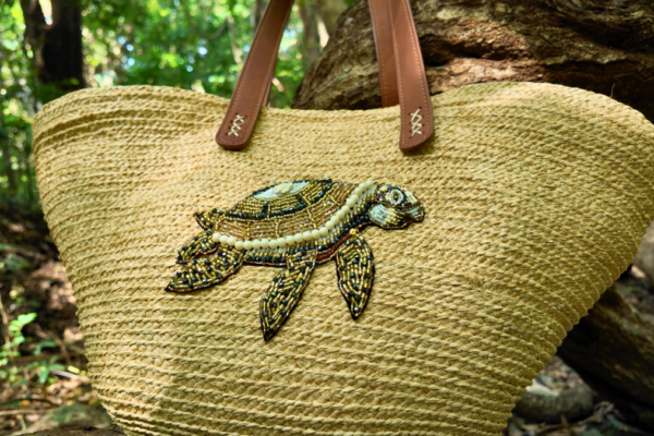 静かに命をつなぐ存在を、刺繍に。 Mom Turtleシリーズ
