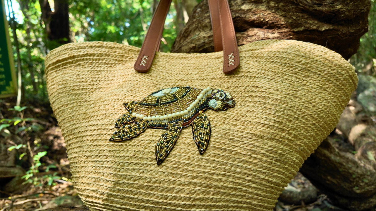 静かに命をつなぐ存在を、刺繍に。 Mom Turtleシリーズ